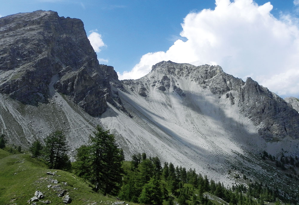 Il sentiero che sale al Passo di Desertes, un esempio di quelli scelti dai contrabbandieri in Valle di Susa